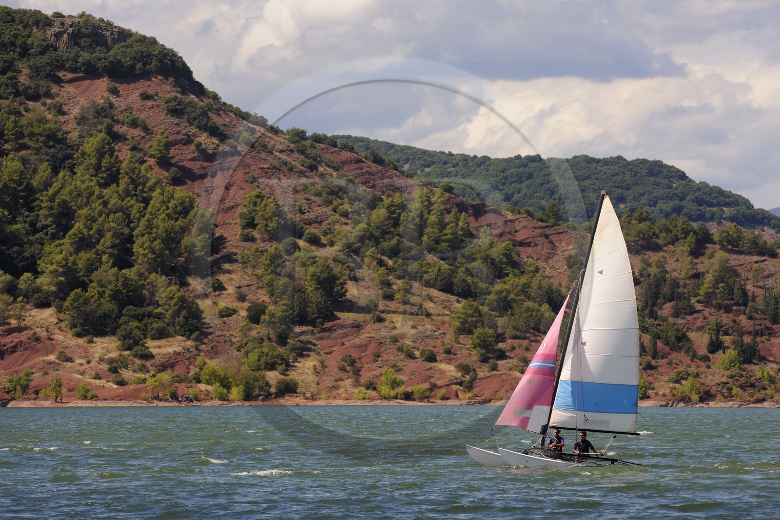 France, Hérault (34), Hobie Cat sur le lac de Salagou
