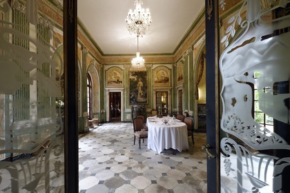 France, Pyrénées-Atlantiques (64), Pays-Basque, Cambo-les-Bains, la Villa Arnaga, musée et maison d'Edmond Rostand, la salle à manger de réception