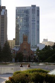 Etats-Unis, Californie, San Francisco,  Yerba Buena Gardens dans le quartier de South Of Market et l'église Saint Patrick