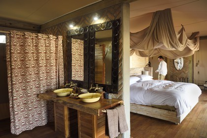 Zimbabwe, province de Matabeleland septentrional, parc national Hwange, Somalisa Camp de African Bush Camps, salle de bain dans une tente