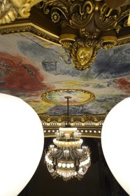 France, Paris (75), Opéra Garnier, la coupole du plafond décoré par Marc Chagall dans la grande salle et le grand lustre de 7 à 8 tonnes créé par Garnier