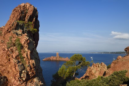 France, Var (83), Agay commune de Saint-Raphaël, massif de l'Estérel, la Corniche d'Or, la tour de l'Ile d'Or au large du cap du Dramont