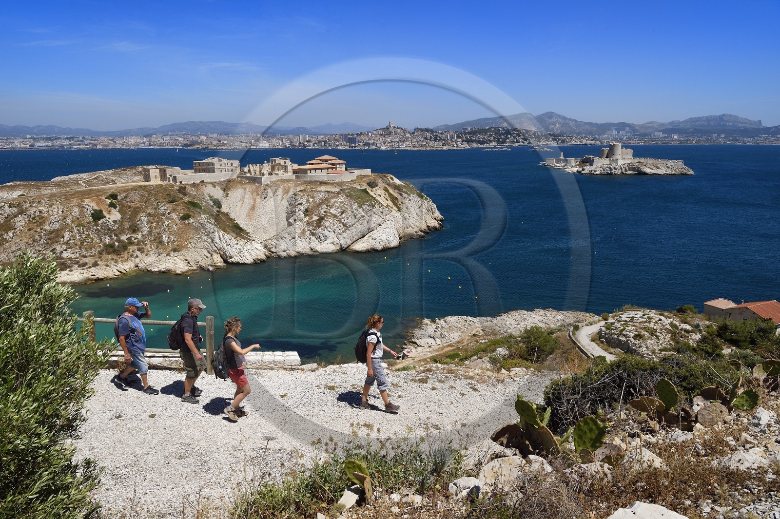 France, Bouches-du-Rhône (13), Marseille, Parc National des Calanques, Archipel des Iles du Frioul, Ile Ratonneau, ruines de l'hopital Caroline et le Chateau d'If, la ville de Marseille en arrière plan