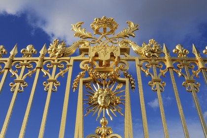 France, Yvelines (78), château de Versailles, classé Patrimoine Mondial de l'UNESCO, détail de la grille royale dessinée par Mansart séparant la cour royale restaurée en juin 2008