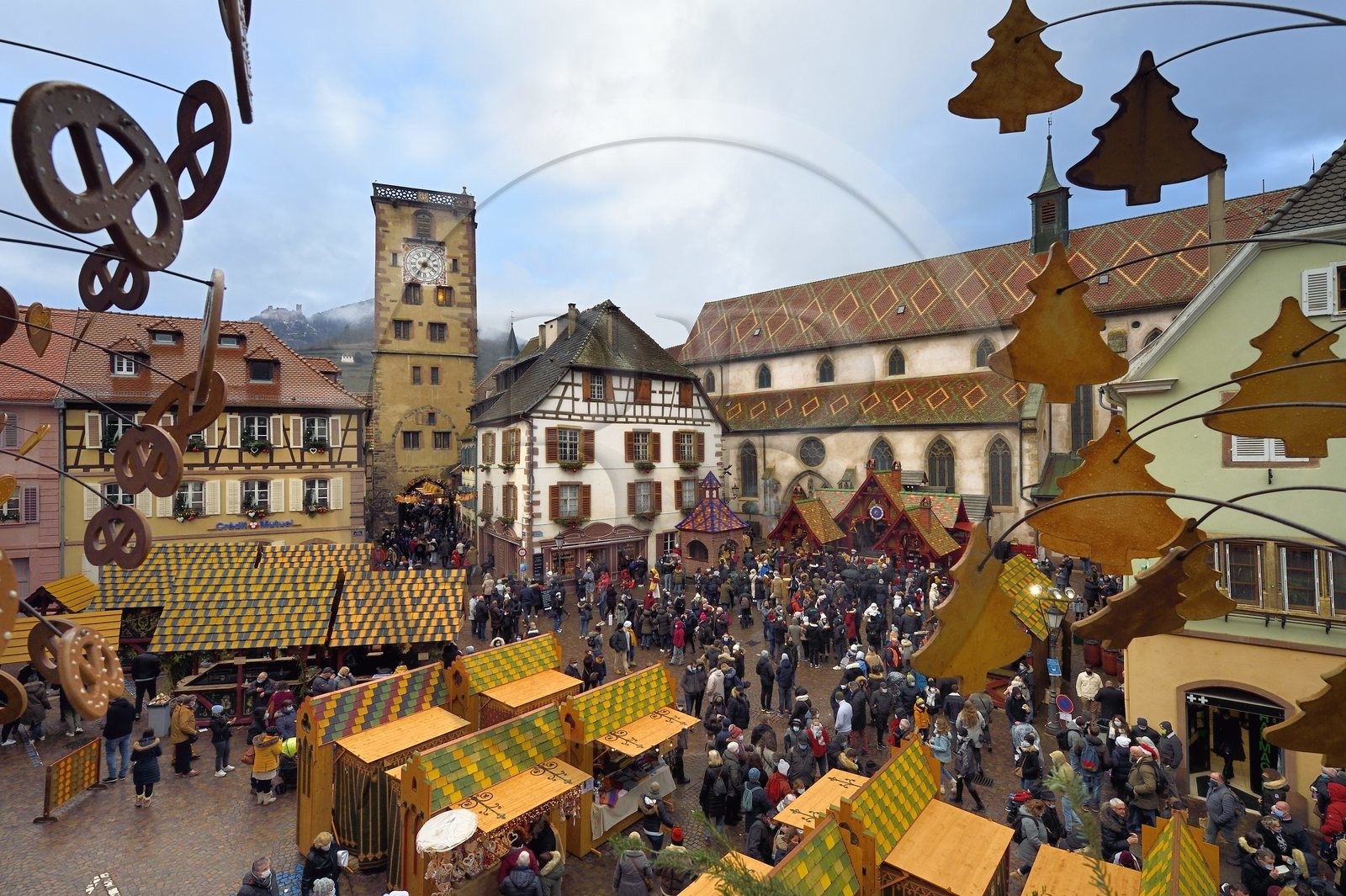 France, Haut-Rhin (68), Ribeauvillé, le marché de Noël médiéval avec notamment un étal proposant du sanglier à la broche sur la place devant l’église du couvent des Augustins et de la Tour des Bouchers