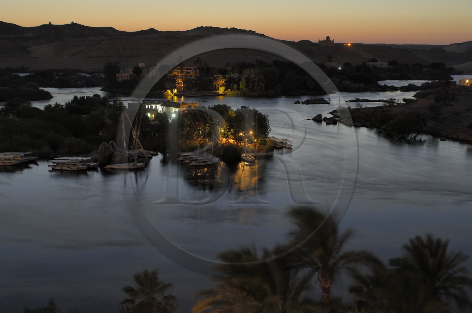 Egypte, Haute Egypte, Nubie, vallée du Nil, Assouan, mausolée de l'Agha Khan sur la rive ouest dominant la première cataracte et l'ile d'Amoun