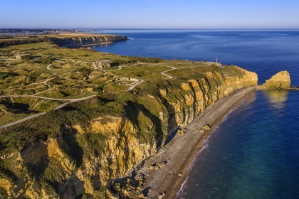 France, Calvados (14), Cricqueville-en-Bessin, la Pointe du Hoc, ruines des fortifications allemandes et les trous d'obus du débarquement du 6 juin 1944 lors de la seconde guerre mondiale (vue aérienne)