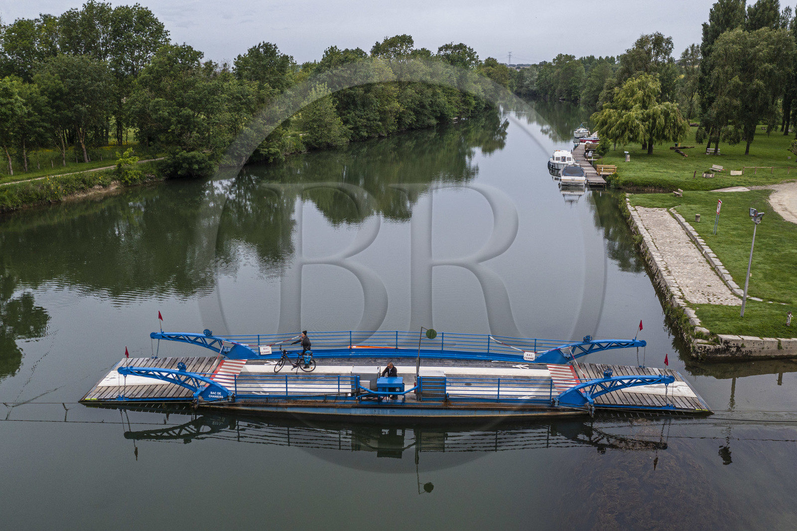 France, Charente-Maritime (17), Chaniers, bac permettant le passage sur la Charente et cycliste sur la véloroute La Flow Vélo (vue aérienne)