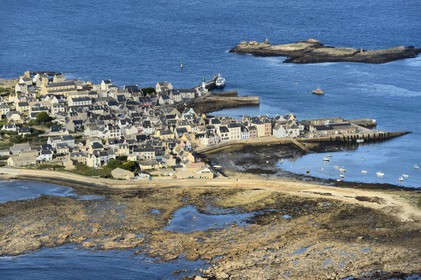 France, Finistère (29), Mer d'Iroise, parc naturel régional d'Armorique, Ile de Sein, labellisé Les Plus Beaux Villages de France (vue aérienne)