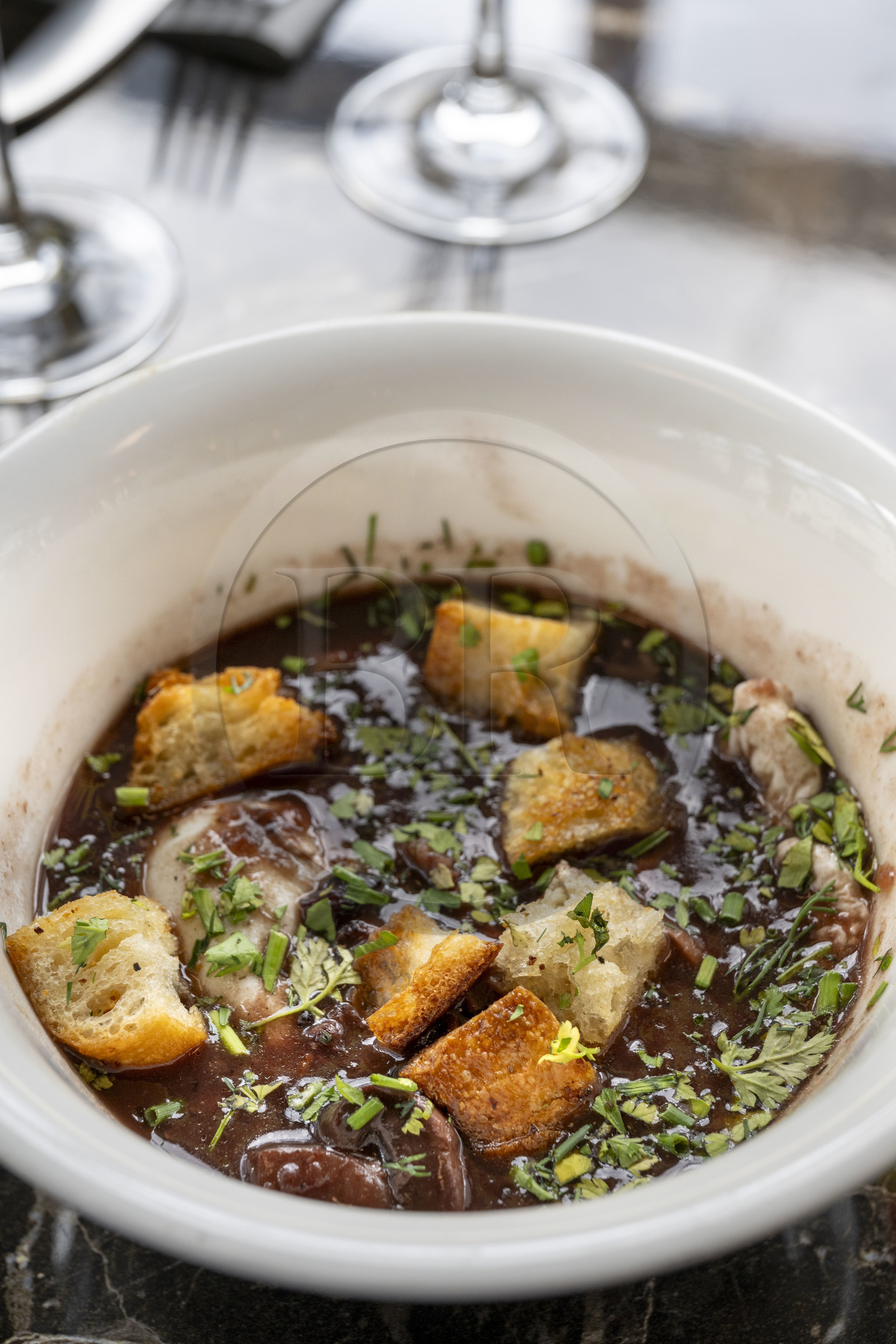 France, Côte-d'Or (21), Dijon, zone classée Patrimoine Mondial de l'UNESCO, Cité Internationale de la Gastronomie et du Vin par l'architecte Anthony Béchu, le village gastronomique, Meurette et Persillé, le corner du chef bourguignon Florent Colombo, oeufs en meurette revisités