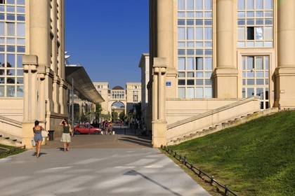 France, Hérault (34), Montpellier, quartier Antigone de l'architecte Ricardo Bofill, piscine olympique et l'allée de Délos