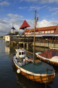 Suède, Västra Götaland, Göteborg (Gothenburg), le petit port et la jetée Klippans (Klippans angbatsbrygga) et le restaurant étoilé Michelin Sjömagasinet en arrière plan