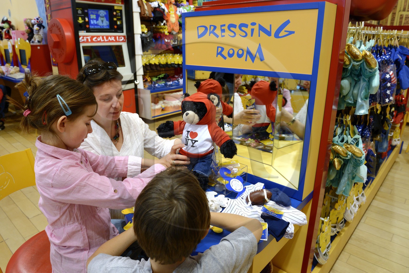 Etats-Unis, New York, Manhattan, Midtown, 5eme Avenue, le magasin Build-A-Bear, un atelier de jouets où les enfants peuvent personnaliser leurs ours en peluche avec un certificat de naissance Etats-Unis, New York, Manhattan, Midtown, 5eme Avenue, le magasin Build-A-Bear, un atelier de jouets où les enfants peuvent personnaliser leurs ours en peluche avec un certificat de naissance
