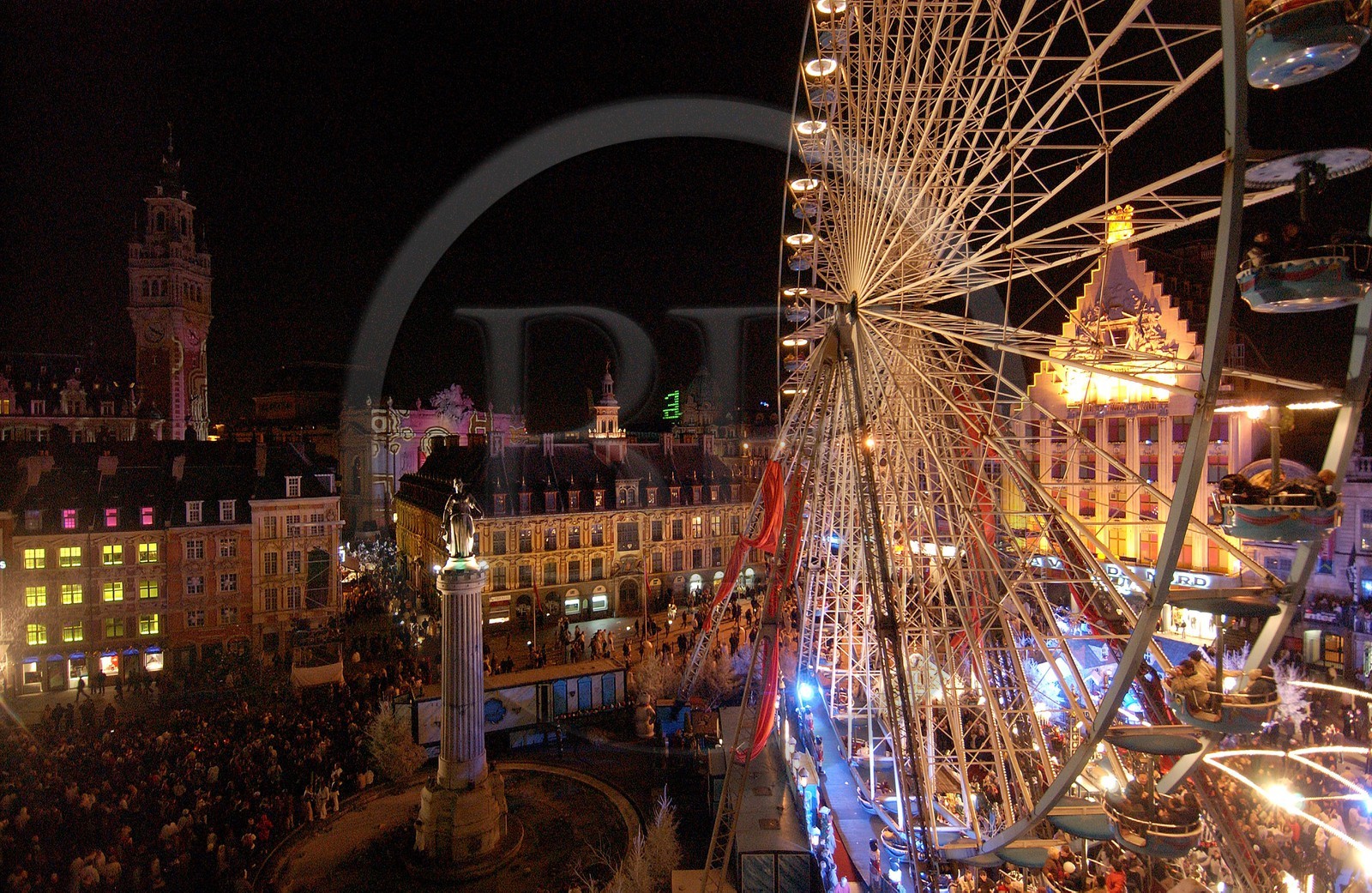 France, Nord (59), Lille, comme tous les Noël, la grande roue est sur la Grand' Place (place Charles de Gaulle) France, Nord (59), Lille, comme tous les Noël, la grande roue est sur la Grand' Place (place Charles de Gaulle)