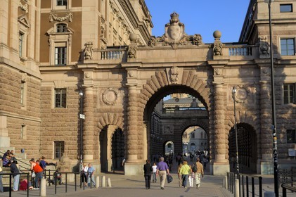 Suède, Stockholm, île de Gamla Stan (vieille ville), la rue Riksgatan qui borde le Parlement