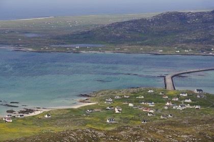 Royaume-Uni, Ecosse, Hébrides extérieures, chaussée ouverte en 2001 reliant l'Ile de Eriskay au premier plan à l'Ile de South Uist (vue aérienne)