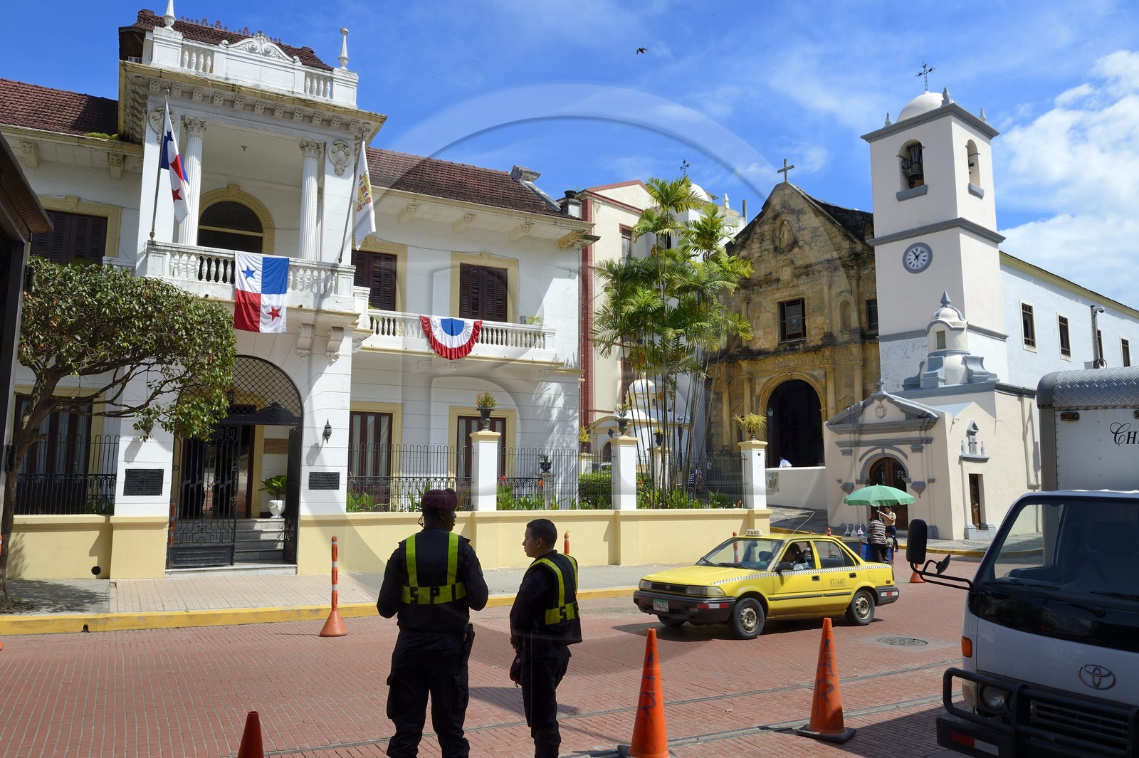 Panama, Panama City, district historique classé Patrimoine Mondial de l'UNESCO, quartier de Casco Antiguo (Viejo), petite mairie de quartier (casa de la municipalidad) et église La Merced dans l'avenida Central