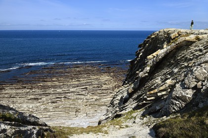 France, Pyrénées-Atlantiques (64), Pays-Basque, la Corniche Basque, Urrugne, la côte Atlantique vers Socoa, falaises de flysch France, Pyrenees Atlantiques, Basque Country coast, the Basque Corniche, Urrugne, the Atlantic coast towards Socoa, flysch cliffs