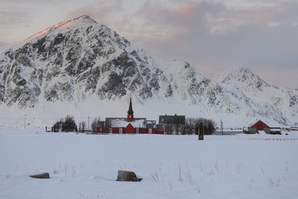 Norvège, Nordland, Iles Lofoten, ile de Flakstadoy, église en bois de Flakstad sous la neige