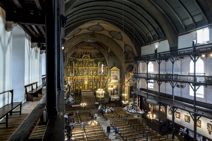 France, Pyrénées-Atlantiques (64), Pays-Basque, Saint-Jean-de-Luz, l'église Saint-Jean-Baptiste, retable du XVIIème siècle en bois doré et les galeries en bois de la nef