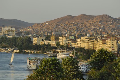 Egypte, Haute Egypte, Nubie, vallée du Nil, Assouan, felouques et bateau de croisière sur le Nil, le port en arrière plan