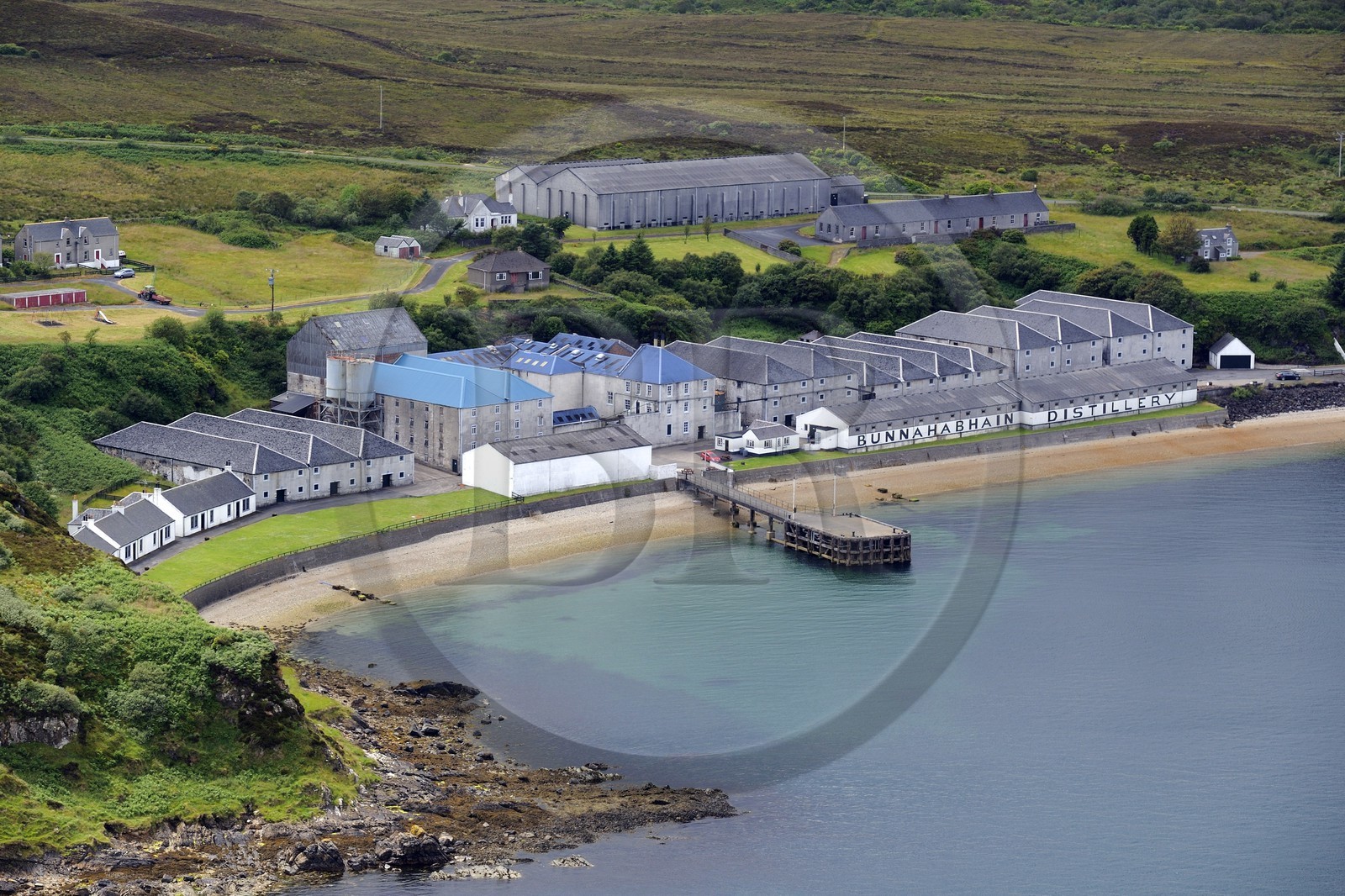 Royaume-Uni, Ecosse, Hébrides intérieures, Ile de Islay, Port Askaig, distillerie de whisky Bunnahabhain (vue aérienne)