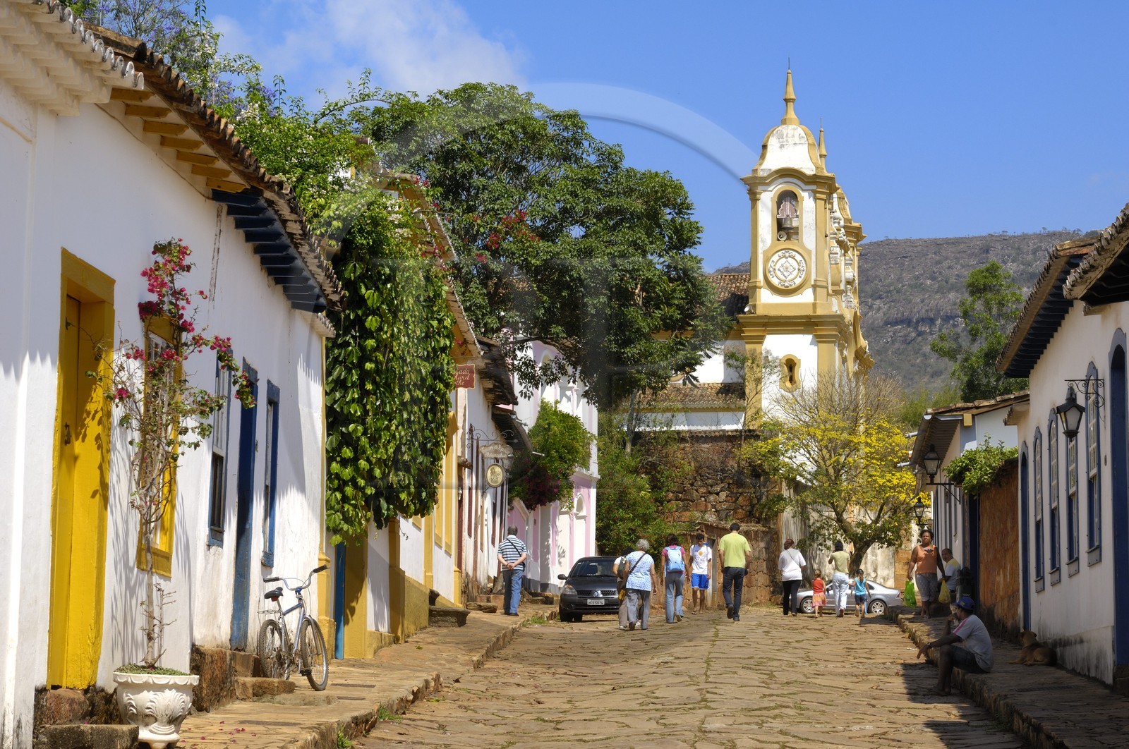 Brésil, Etat du Minas Gerais, Tirandentes, Matriz de Santo Antonio, église Saint-Antoine, et la rue Padre Toledo (Route de l'or, Estrada Real)