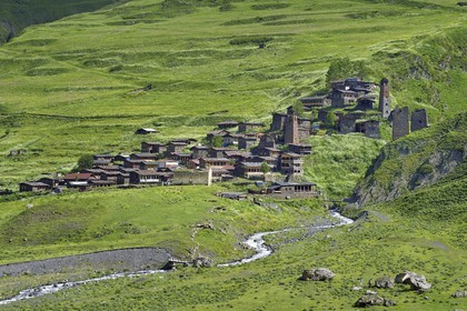 Géorgie, Kakheti, Parc national de Touchétie, vallée de la rivière Alazani dans les montagnes de Pirikiti, village de Dartlo, tours médiévales fortifiées
