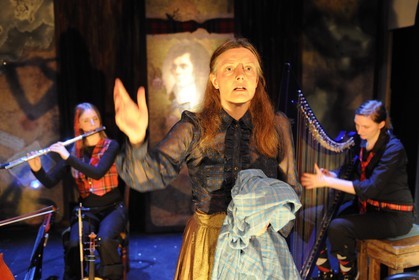 Royaume-Uni, Ecosse, théatre de Moffat, Gerda Stevenson dans la pièce de théatre musicale qui conte la vie de Robet Burns The Lasses, O de Janet Paisley dirigé par Gerry Mulgrew