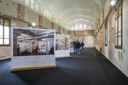 Espagne, Catalogne, Barcelone, quartier d'El Guinardo, ancien Hospital de la Santa Creu i de Sant Pau classé Patrimoine Mondial de l'UNESCO, de style moderniste par l'architecte Domenech i Montaner, aujourd'hui un musée et un centre culturel, exposition de photos représentant le lieu avant sa fermeture