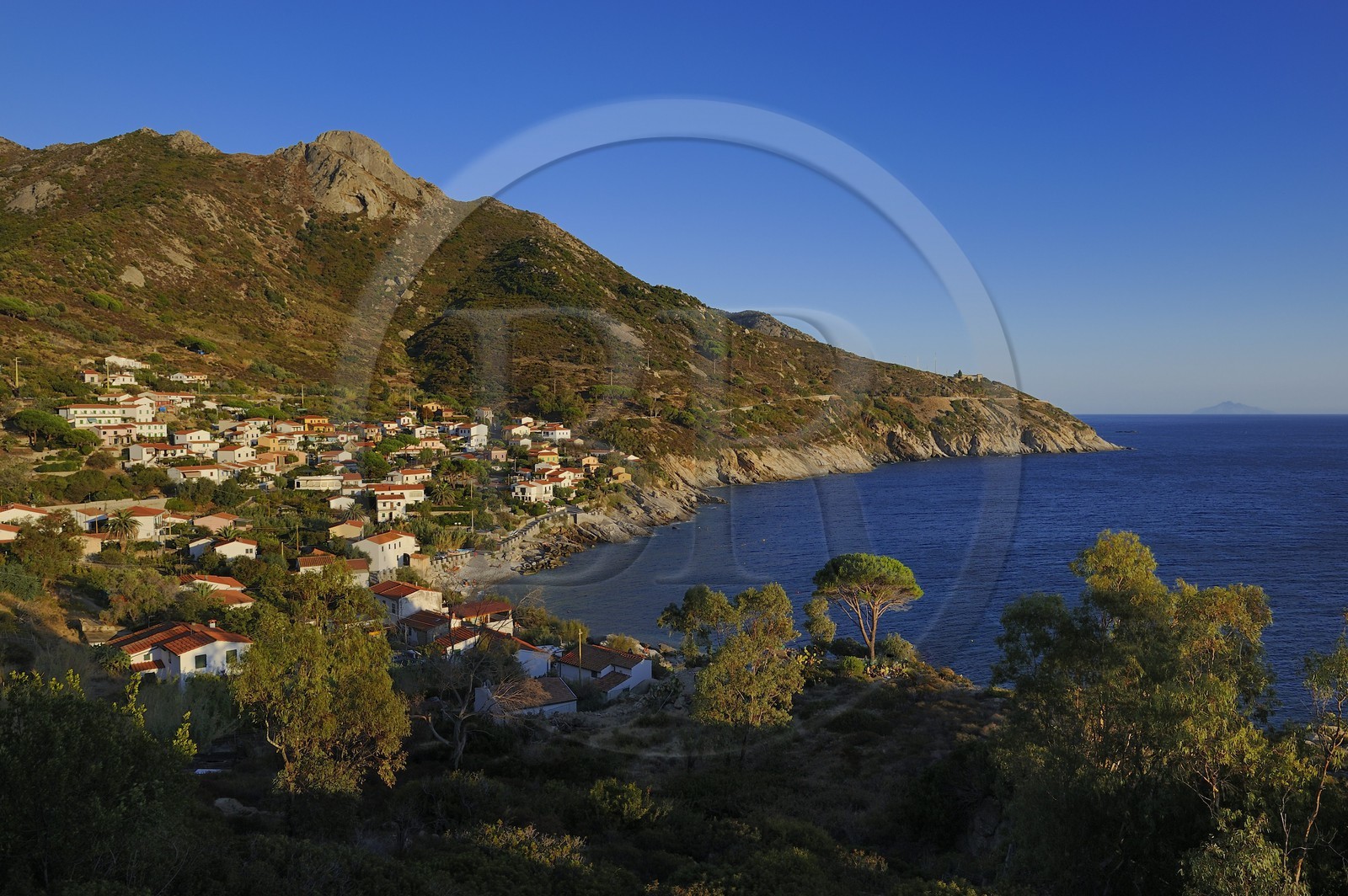Italie, Toscane, l’Ile d’Elbe, le village de Chiessi sur la cote Ouest