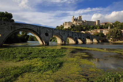 France, Herault, Beziers, Saint Nazaire cathedral and the Pont-Vieux on the Orb River