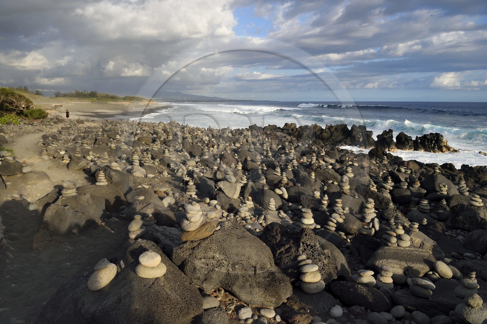 France, Ile de la Reunion, L'Etang Salé les Bains, la côte entre Le Gouffre et l'Etang du Gol, cairns de galets de roches noires basaltiques d'origine volcanique