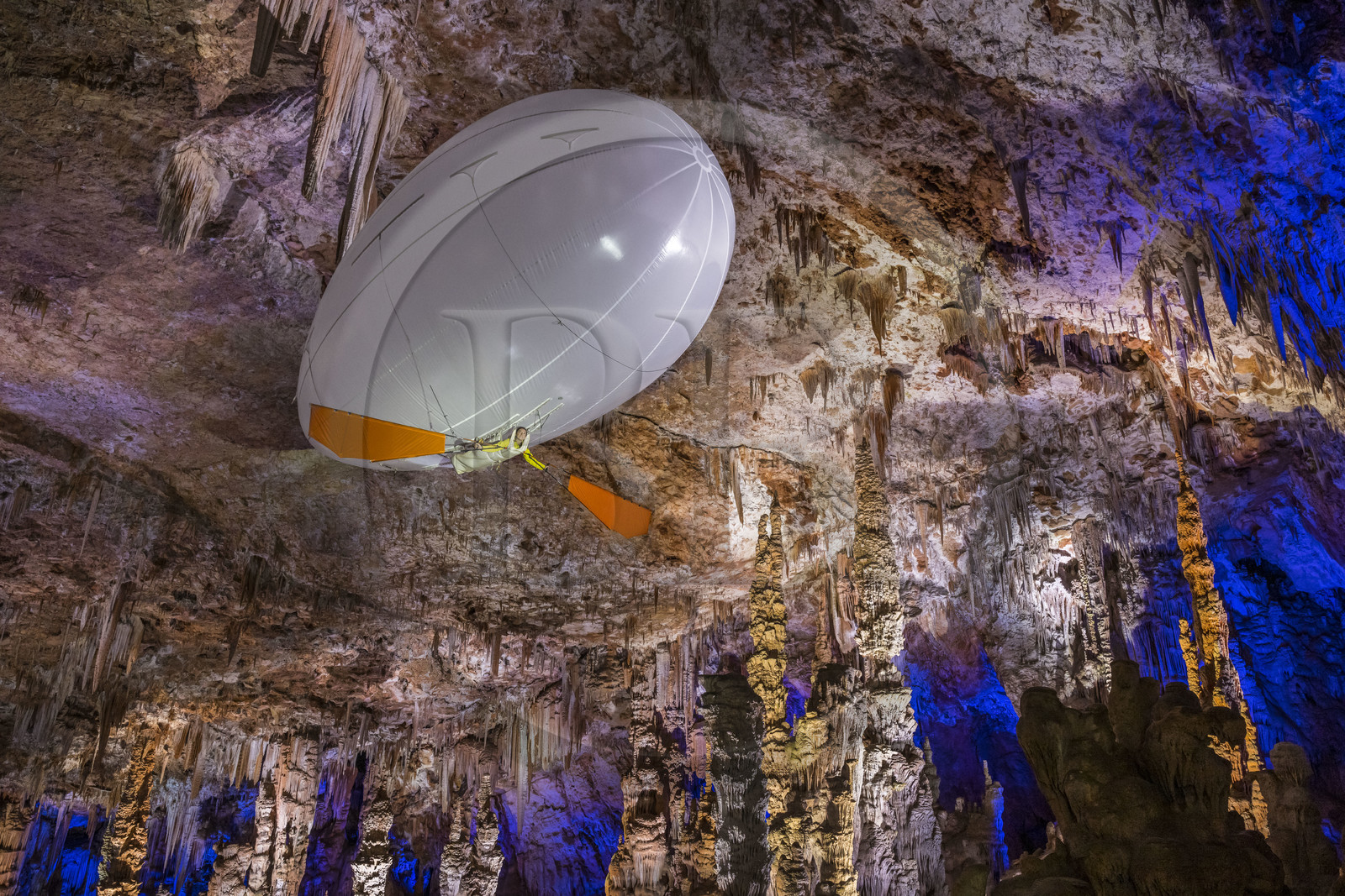 France, Gard (30), Méjannes-le-Clap, grotte de La Salamandre, découverte de la grotte en Aéroplume®, un ballon dirigeable individuel gonflé à l'hélium qui permet de s'envoler en battant des ailes