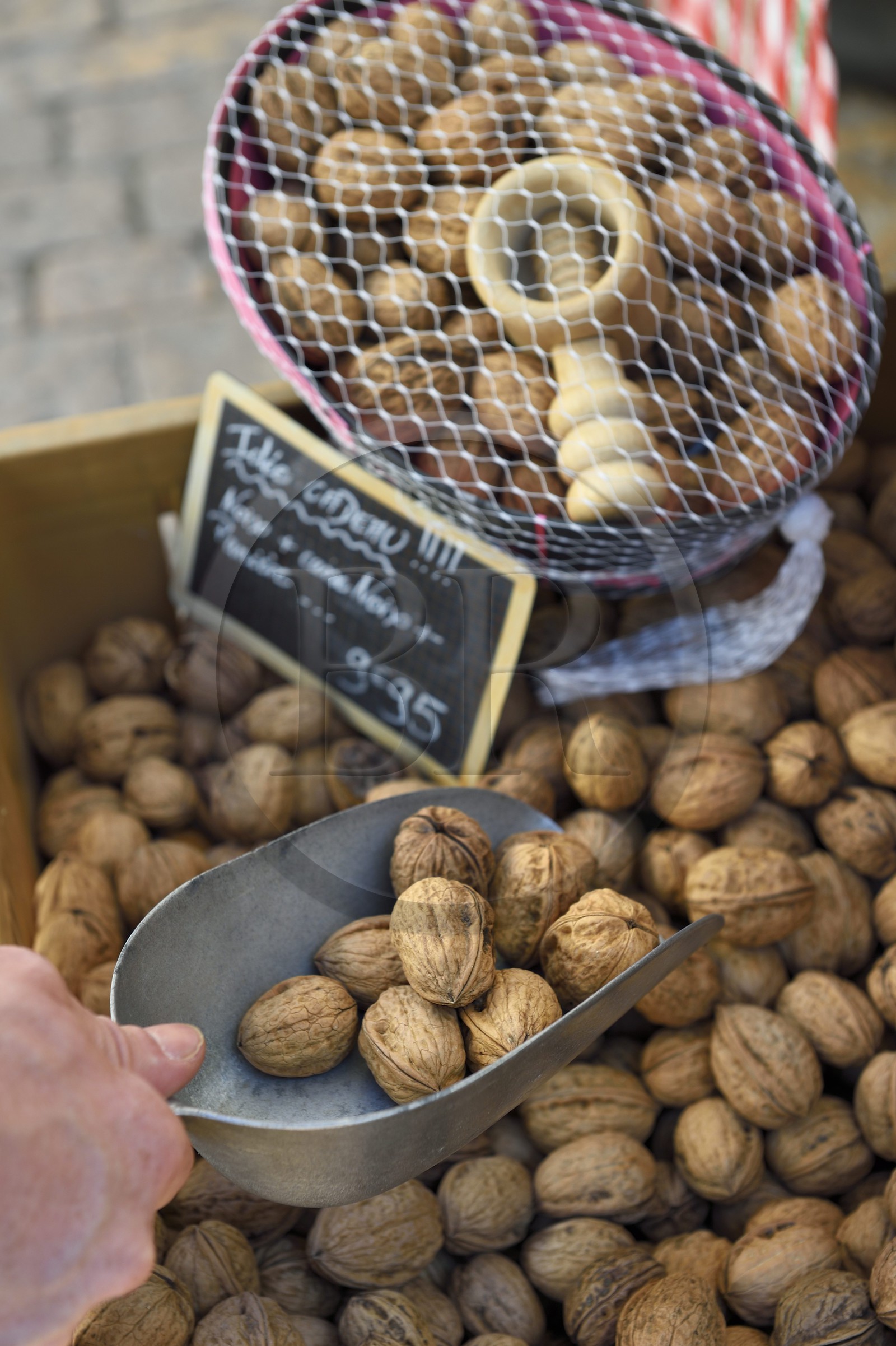 France, Dordogne (24), Périgord Noir, vallée de la Dordogne, Sarlat-la-Canéda, jour de marché Place de la Liberté, étal de noix