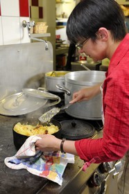 France, Haut-Rhin (68), la route des Crêtes, ferme auberge marcaire du Grand Hêtre, Nathalie Spenlé préparant les Roïgabragaldi plat à base de pommes de terre