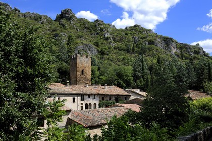 France, Hérault (34), village médiéval de Saint-Guilhem-le-Désert, labellisé Les Plus Beaux Villages de France, la Tour des Prisons