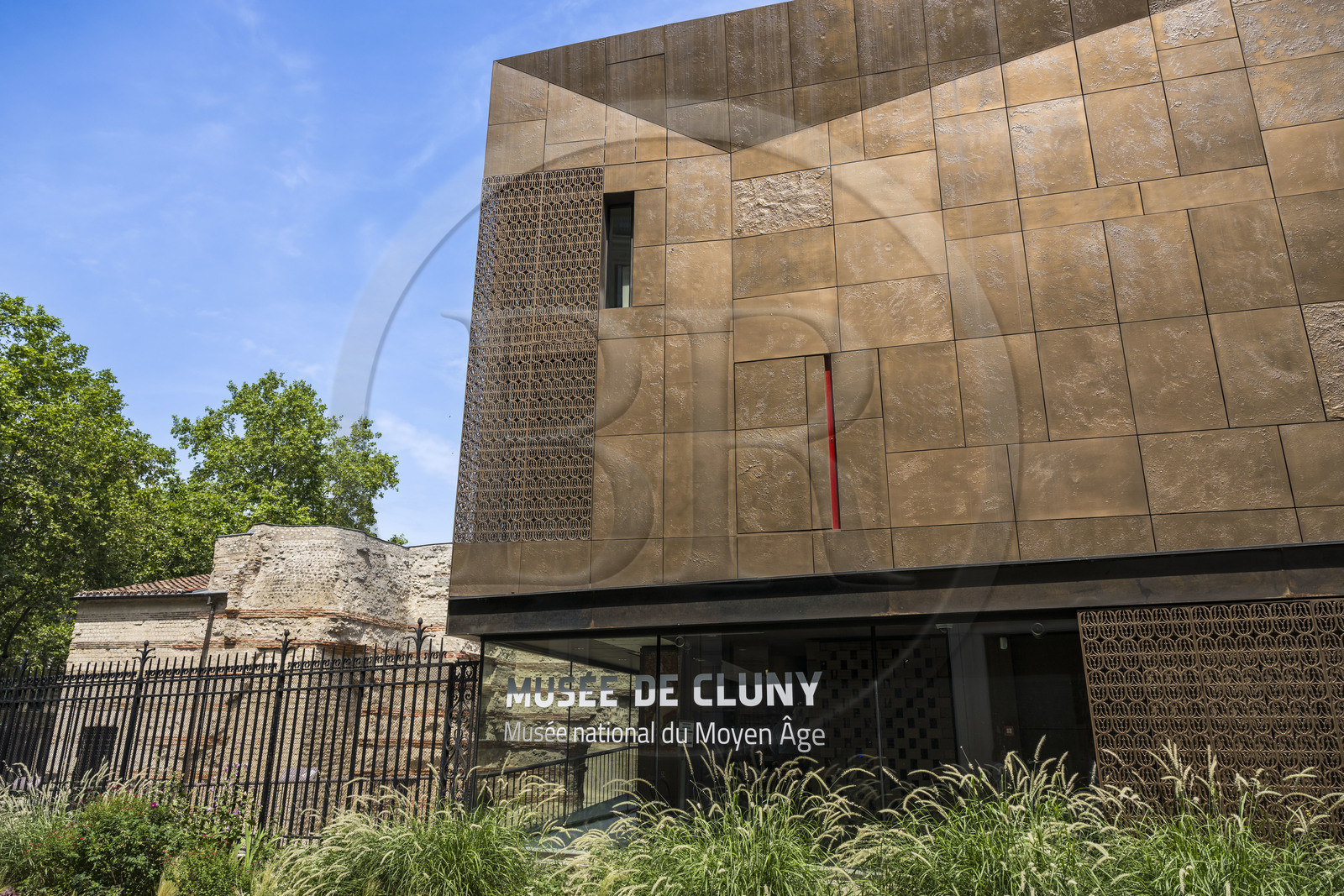 France, Paris (75), Musée de Cluny - Musée national du Moyen-Age, le nouveau batiment moderne accolé à l'ancien hotel particulier de Cluny et aux thermes romains