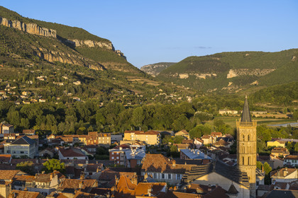 France, Aveyron (12), Millau, l'église Notre-Dame de l'Espinasse et le Puncho d'Agast en arrière plan