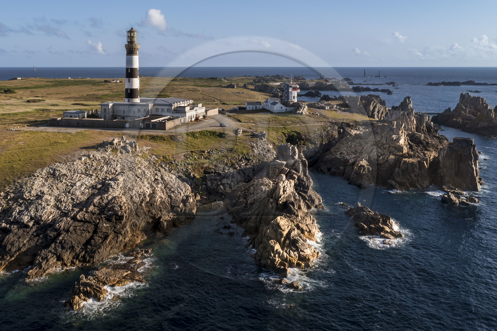 France, Finistère (29), Mer d'Iroise, Ile d'Ouessant, le phare du Créac’h et les rochers de la cote dechiquetée au Nord de l'Ile (vue aérienne)