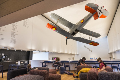 Suisse, Bâle, musée Tinguely, L'Avion Espagnol (type Bucker-Jungmann 1.131) de 1953 Donation Niki de Saint Phalle