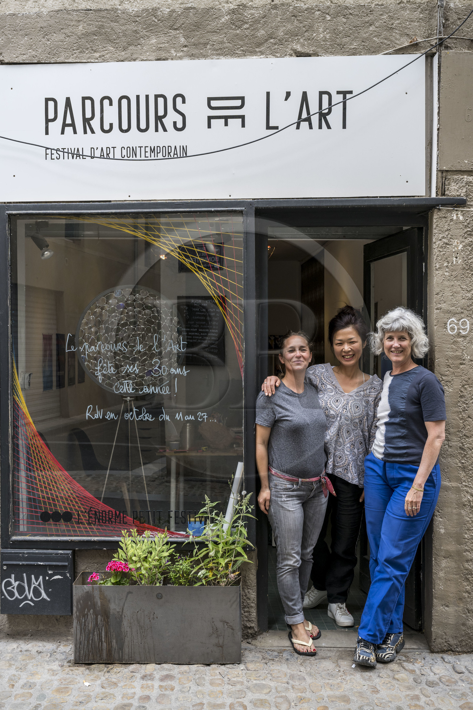 France, Vaucluse (84), Avignon, le Parcours de l'Art et trois de ses membres Géraldine Monier, Jeongmin Domissy-Lee et la présidente Julie Charrier, association qui investit des lieux patrimoniaux pour présenter la création contemporaine sous ses différentes formes