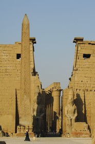 Egypte, Haute Egypte, vallée du Nil, temple de Louxor classé Patrimoine Mondial de l'UNESCO, le 1er pylone et l'obélisque