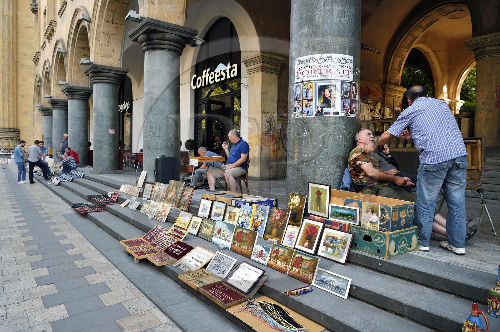 Géorgie, Tbilissi, Shota Rustaveli avenue, peintres de rue Géorgie, Tbilissi, Shota Rustaveli avenue, peintres de rue