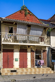 France, Guyane, Cayenne, rue J. Catayée dans la vieille ville, maison créole traditionnelle