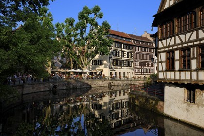 France, Bas-Rhin (67), Strasbourg, vieille ville classée au Patrimoine Mondial de l'UNESCO, quartier de la Petite France, vue de la place Benjamin Zix depuis le pont du Faisan sur un bras de l'Ill