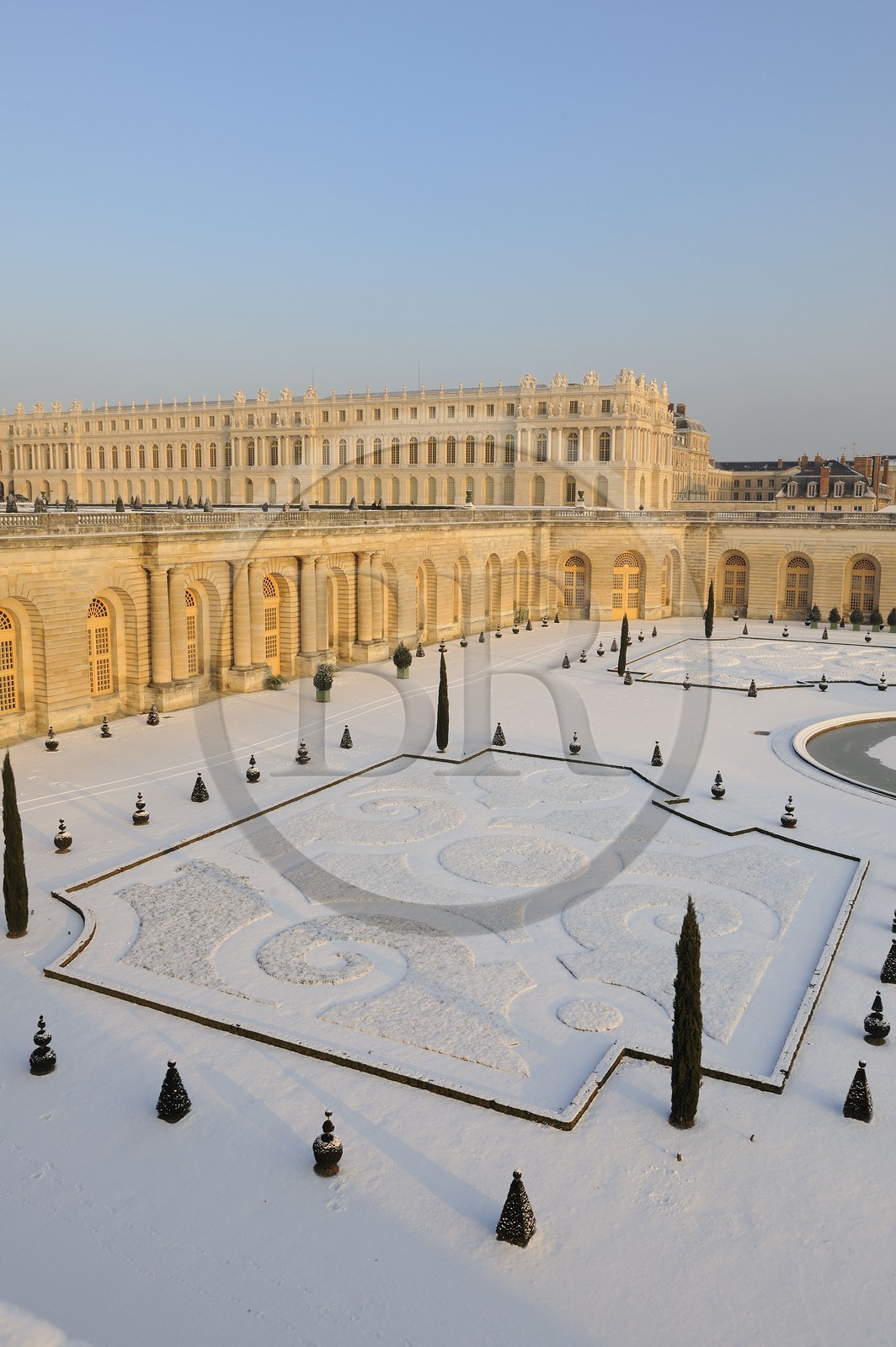 France, Yvelines (78), parc du château de Versailles sous la neige, classé Patrimoine Mondial de l'UNESCO, l'Orangerie et son parterre