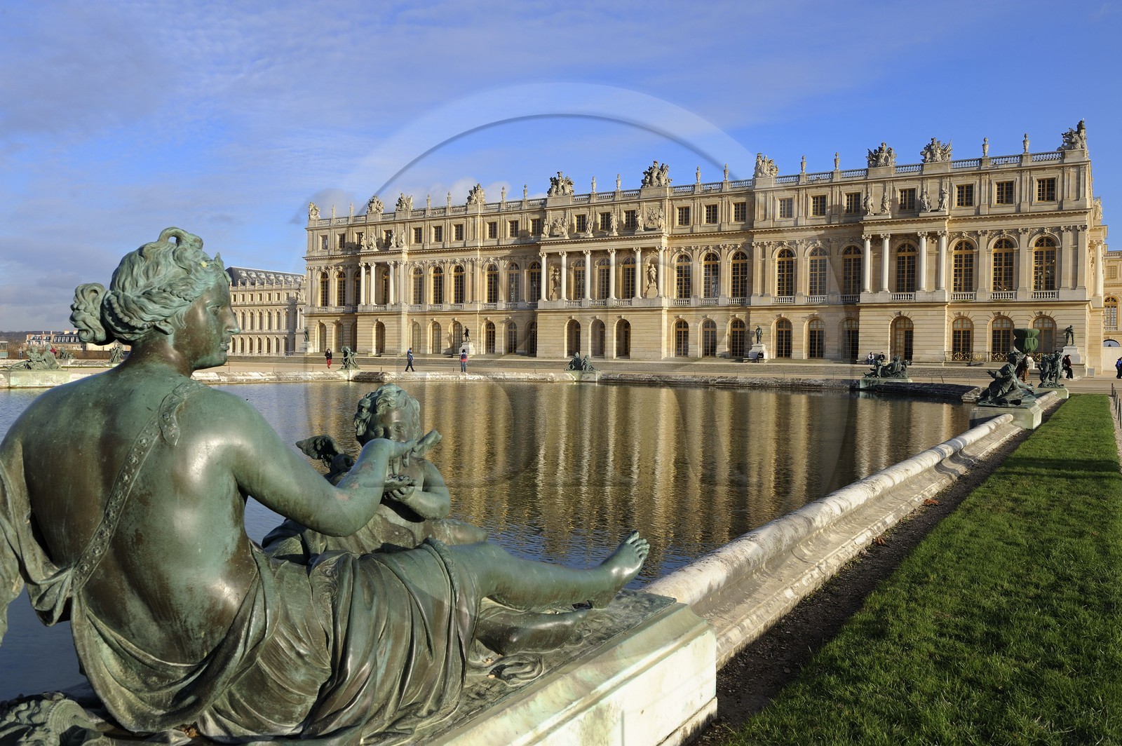 France, Yvelines (78), château de Versailles, classé Patrimoine Mondial de l'UNESCO, bassin du parterre d'eau entouré de statues en bronze symbolisant les fleuves et rivières de France