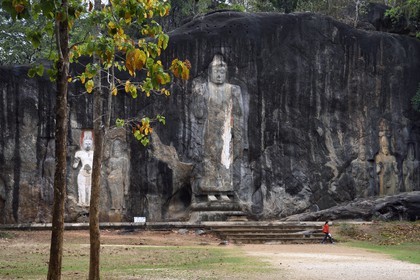 Sri Lanka, province d'Uva, Buduruwagala, bouddhas gravés dans la roche datant du Xe siècle