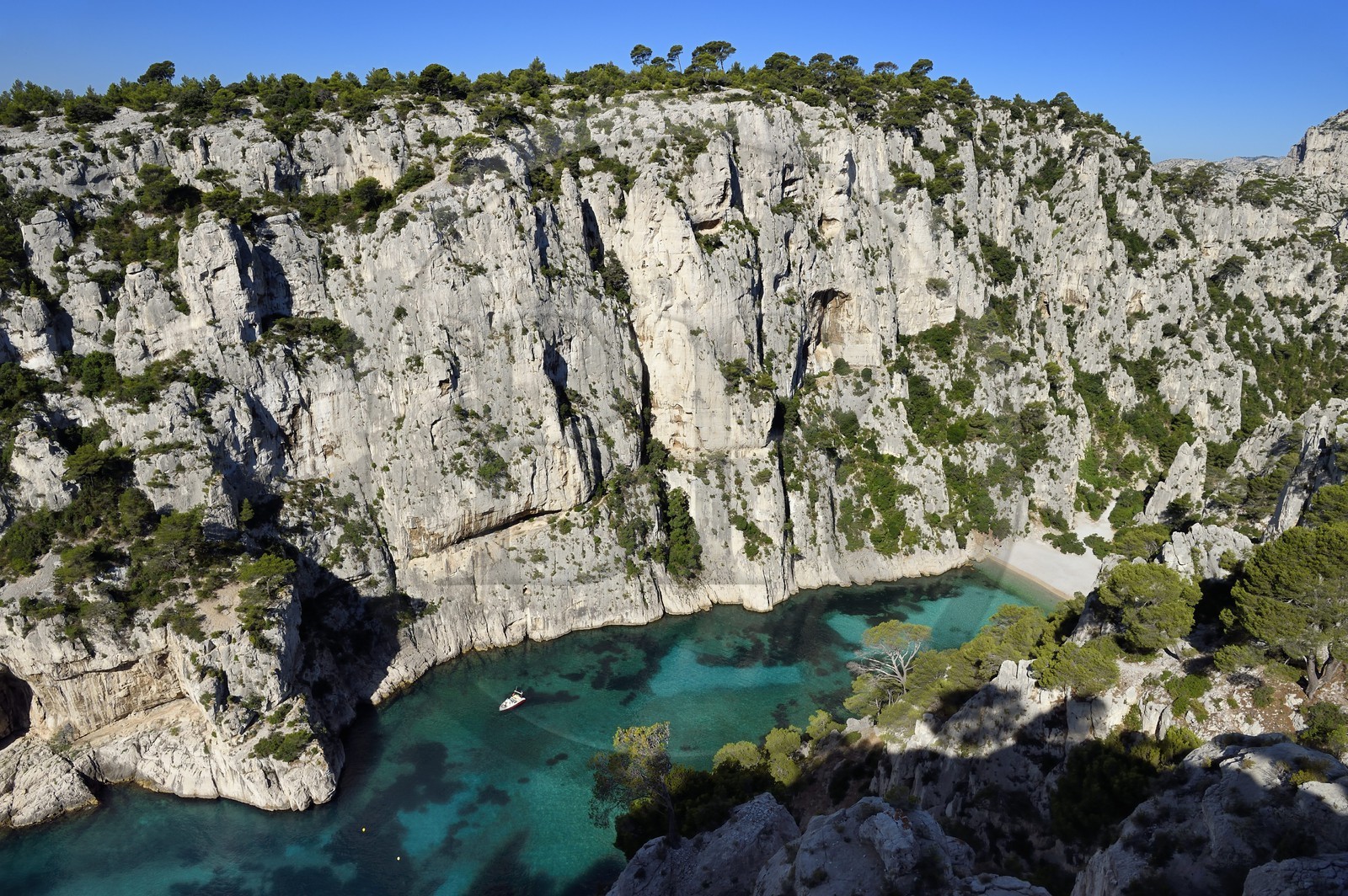 France, Bouches-du-Rhône (13), Marseille, Parc national des Calanques, Calanque d'En-Vau et sa plage (demande d'autorisation nécessaire avant publication)